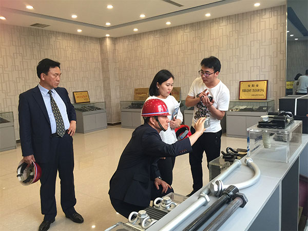 Korean clients visit rail products in the exhibition hall of AGICO